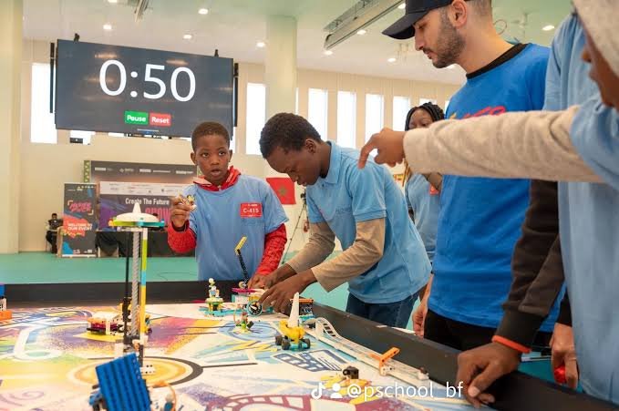 Images du Le Burkina Faso bat la Chine à une compétition de la Robotique